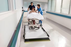 seca_XLine_Stretch_patient_nurse_weighing
